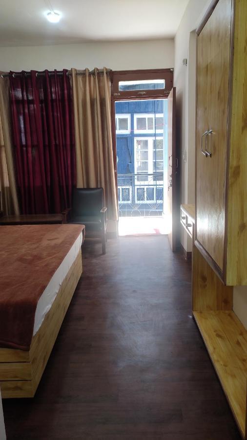 The Prasher Lodge Mall Road Manali エクステリア 写真