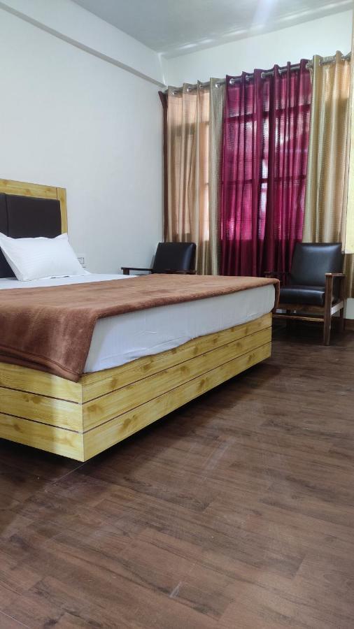 The Prasher Lodge Mall Road Manali エクステリア 写真