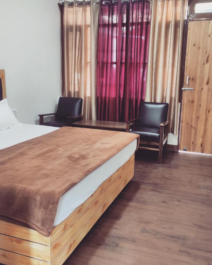 The Prasher Lodge Mall Road Manali エクステリア 写真