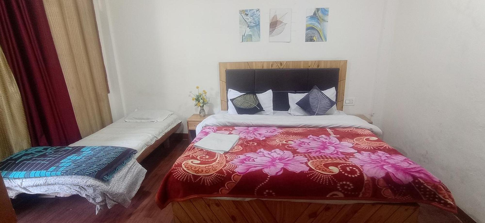 The Prasher Lodge Mall Road Manali エクステリア 写真