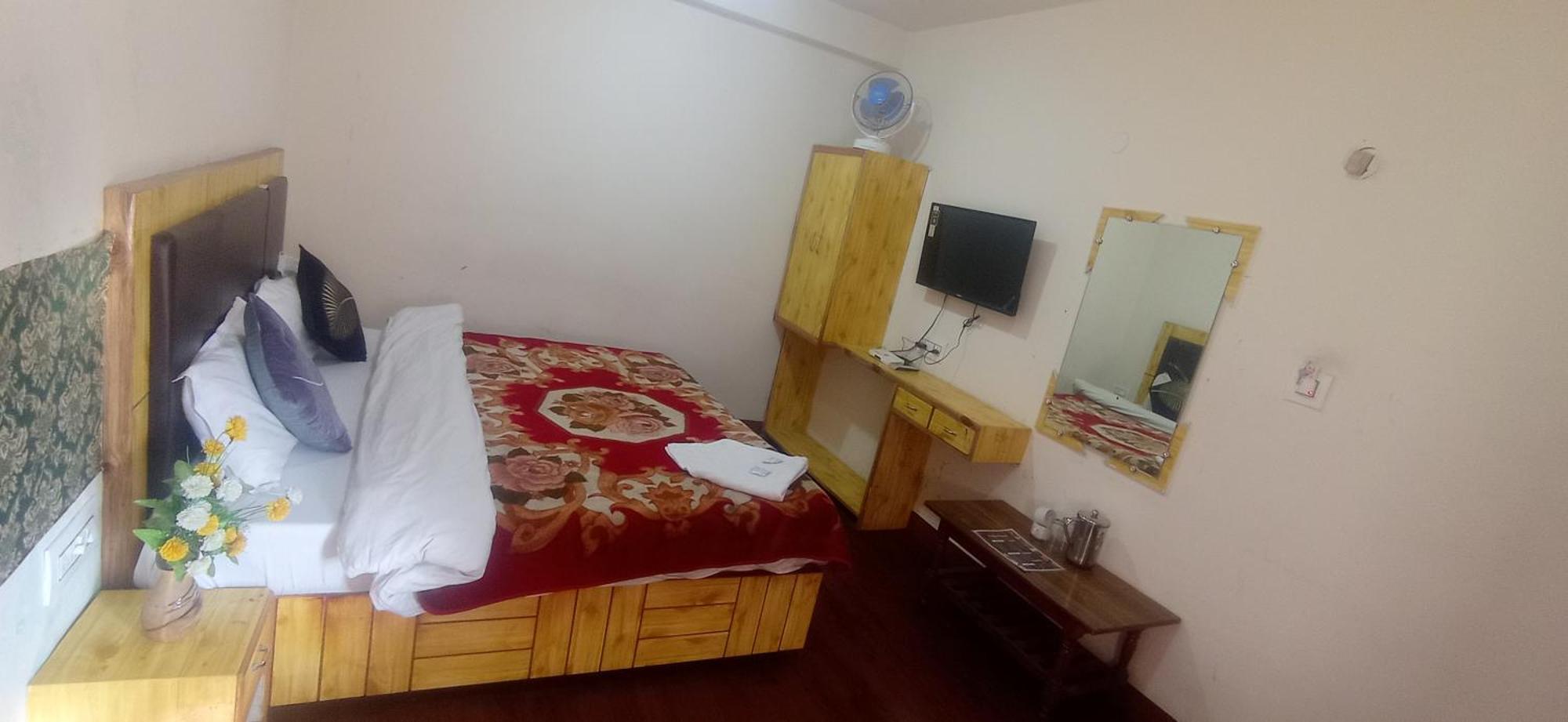 The Prasher Lodge Mall Road Manali エクステリア 写真