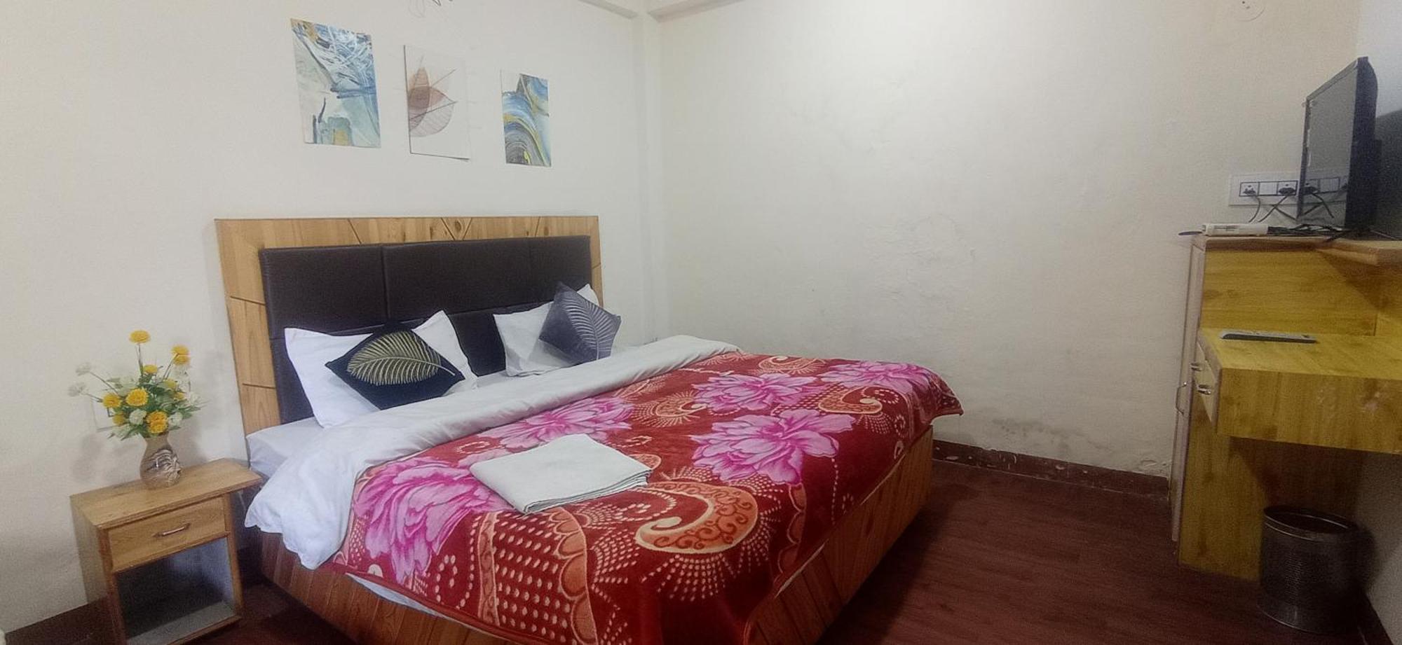 The Prasher Lodge Mall Road Manali エクステリア 写真