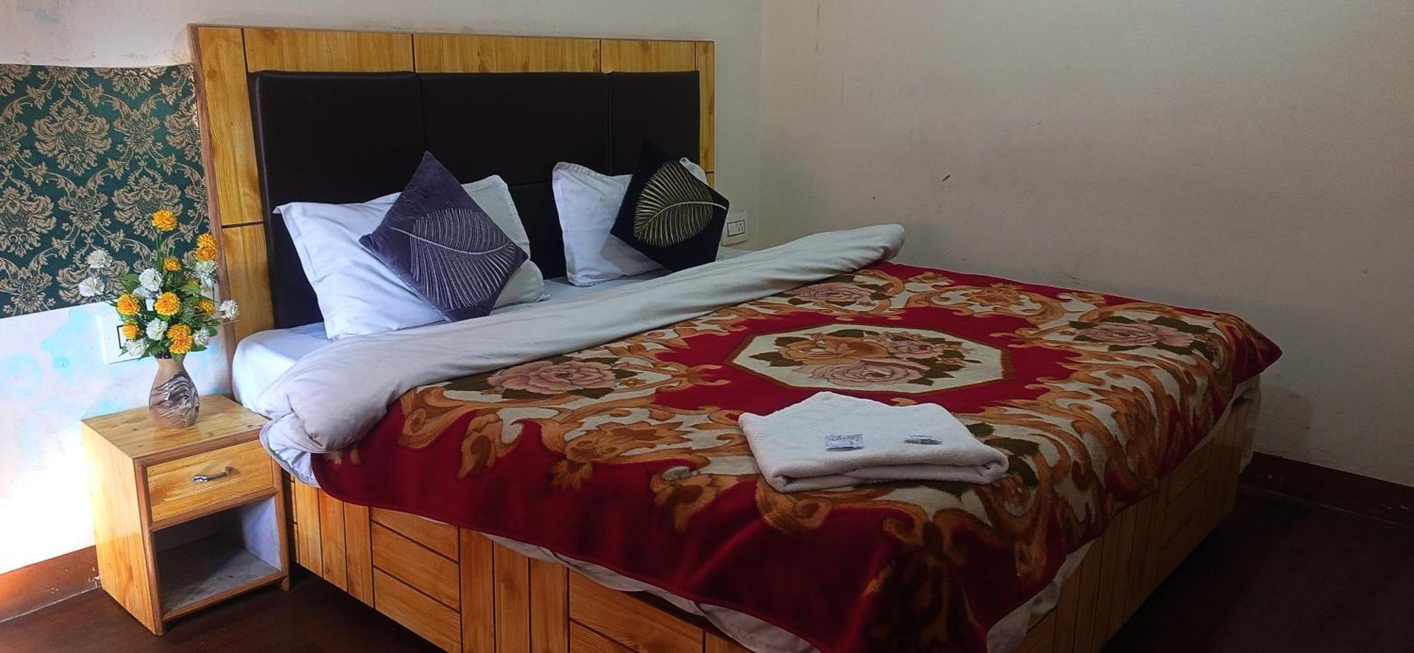 The Prasher Lodge Mall Road Manali エクステリア 写真