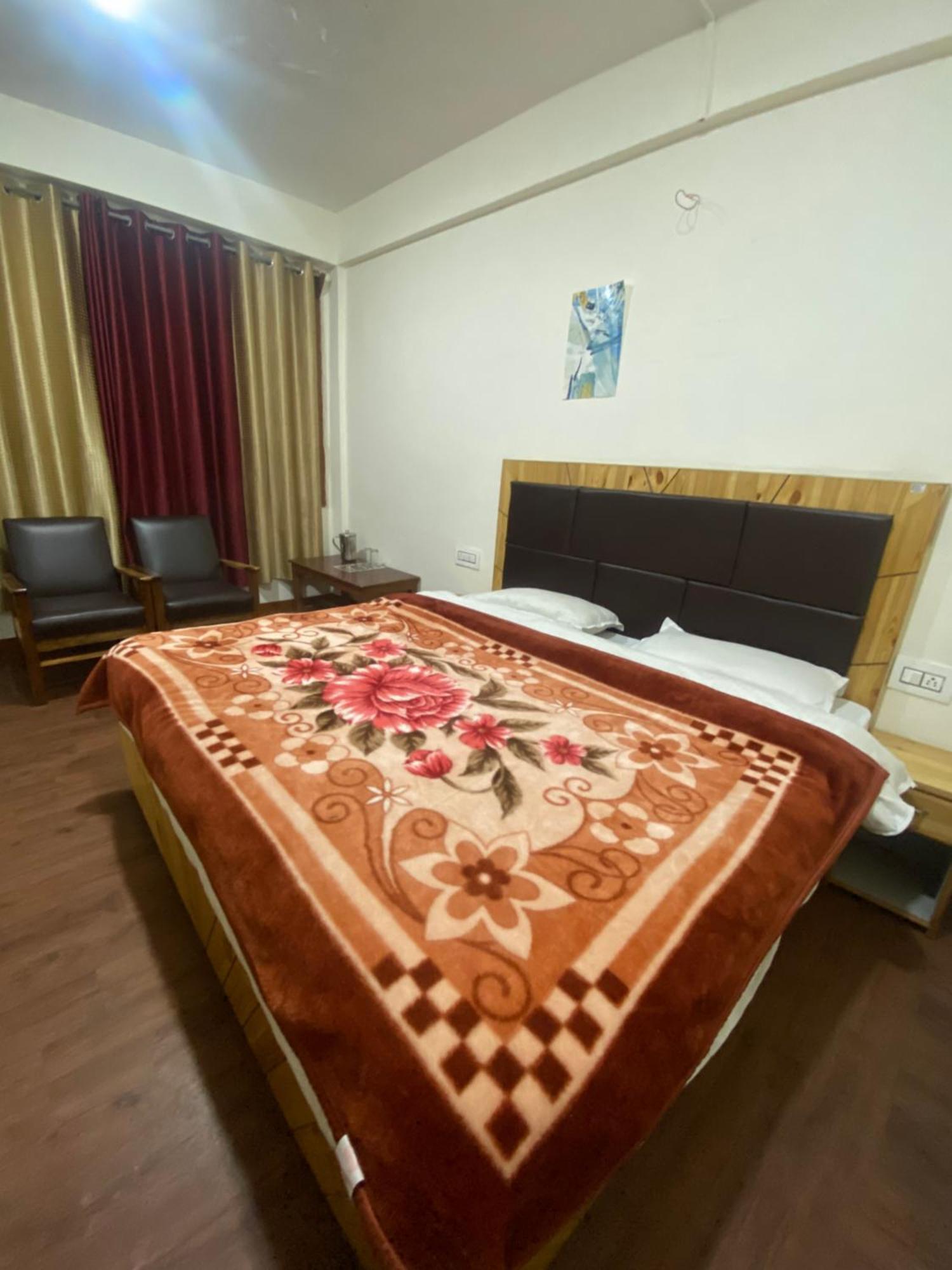 The Prasher Lodge Mall Road Manali エクステリア 写真