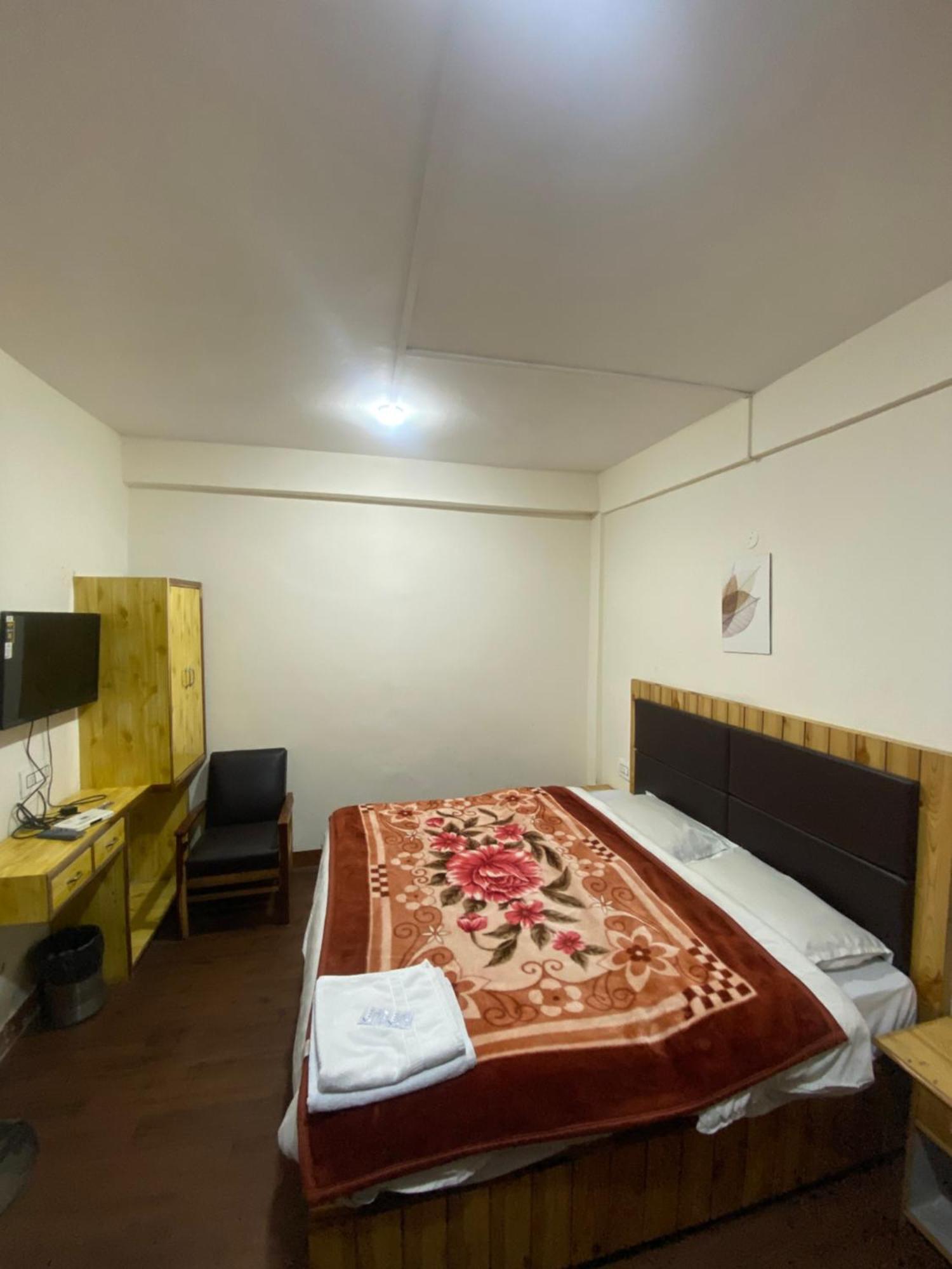 The Prasher Lodge Mall Road Manali エクステリア 写真