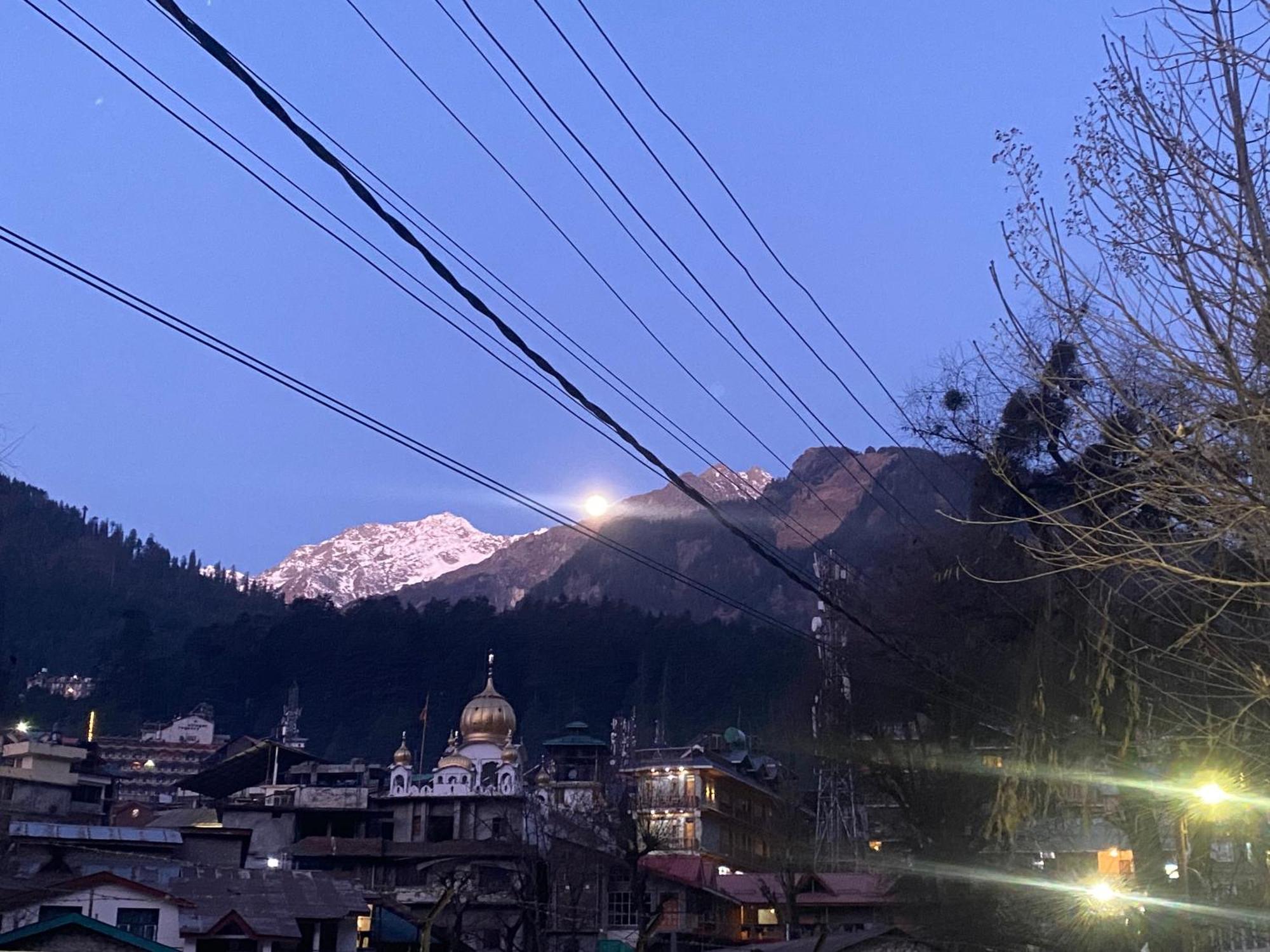 The Prasher Lodge Mall Road Manali エクステリア 写真