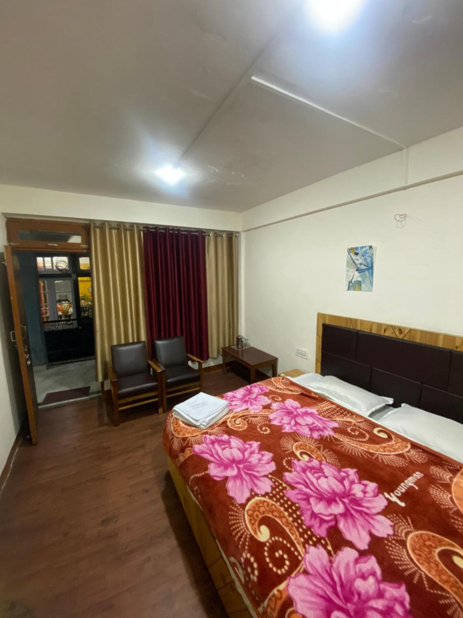 The Prasher Lodge Mall Road Manali エクステリア 写真