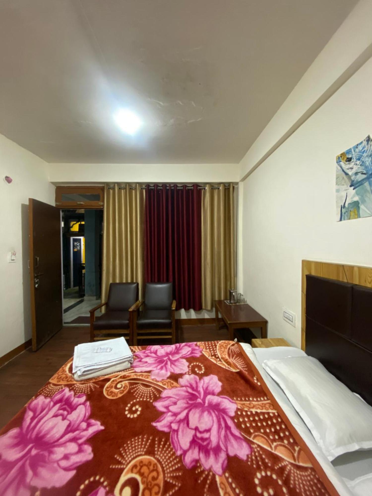 The Prasher Lodge Mall Road Manali エクステリア 写真