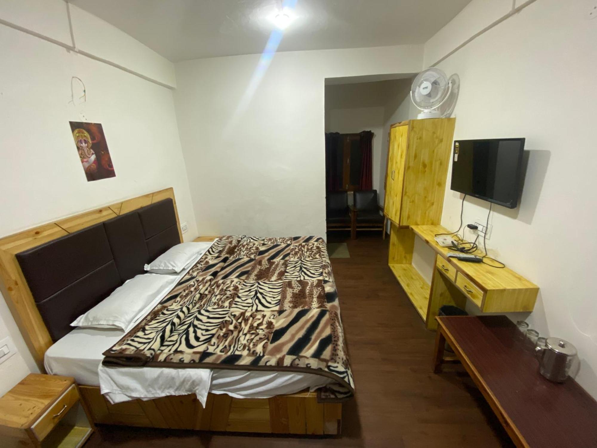The Prasher Lodge Mall Road Manali エクステリア 写真