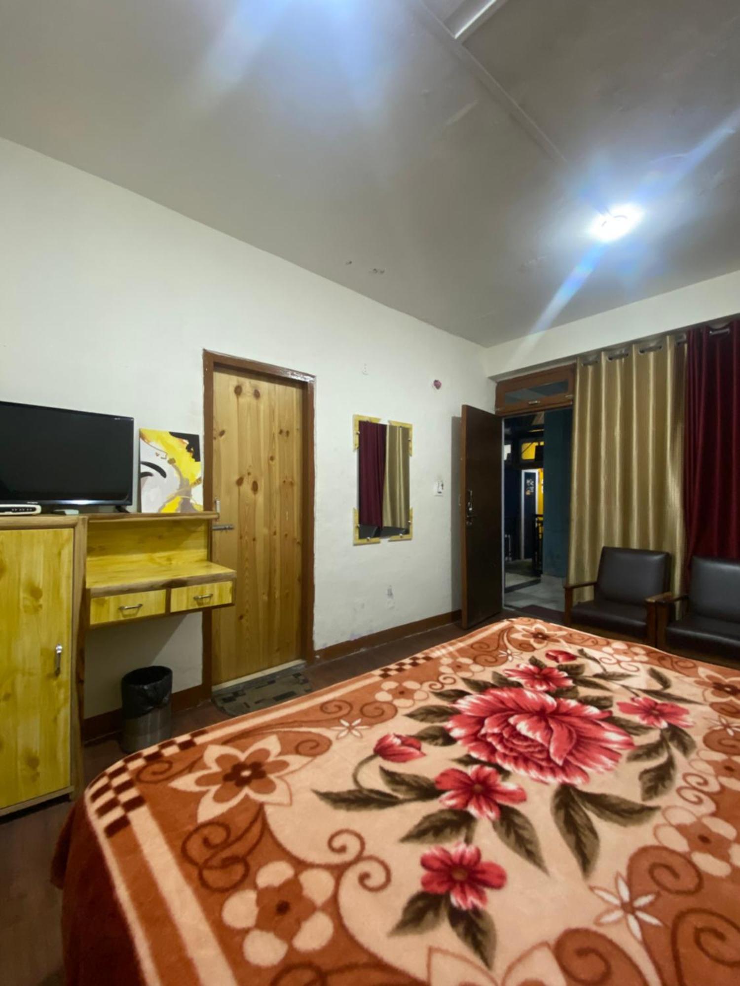 The Prasher Lodge Mall Road Manali エクステリア 写真