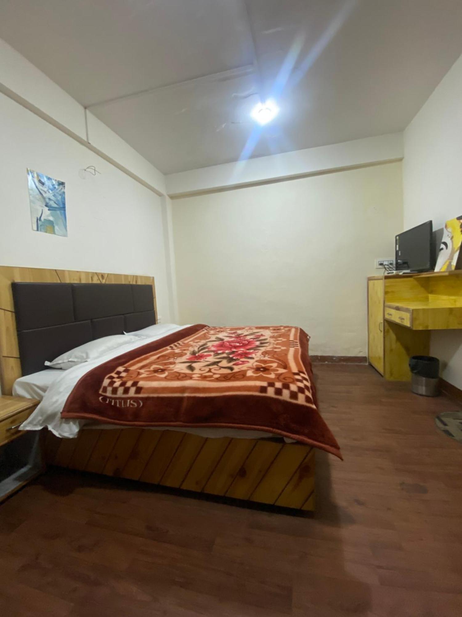 The Prasher Lodge Mall Road Manali エクステリア 写真