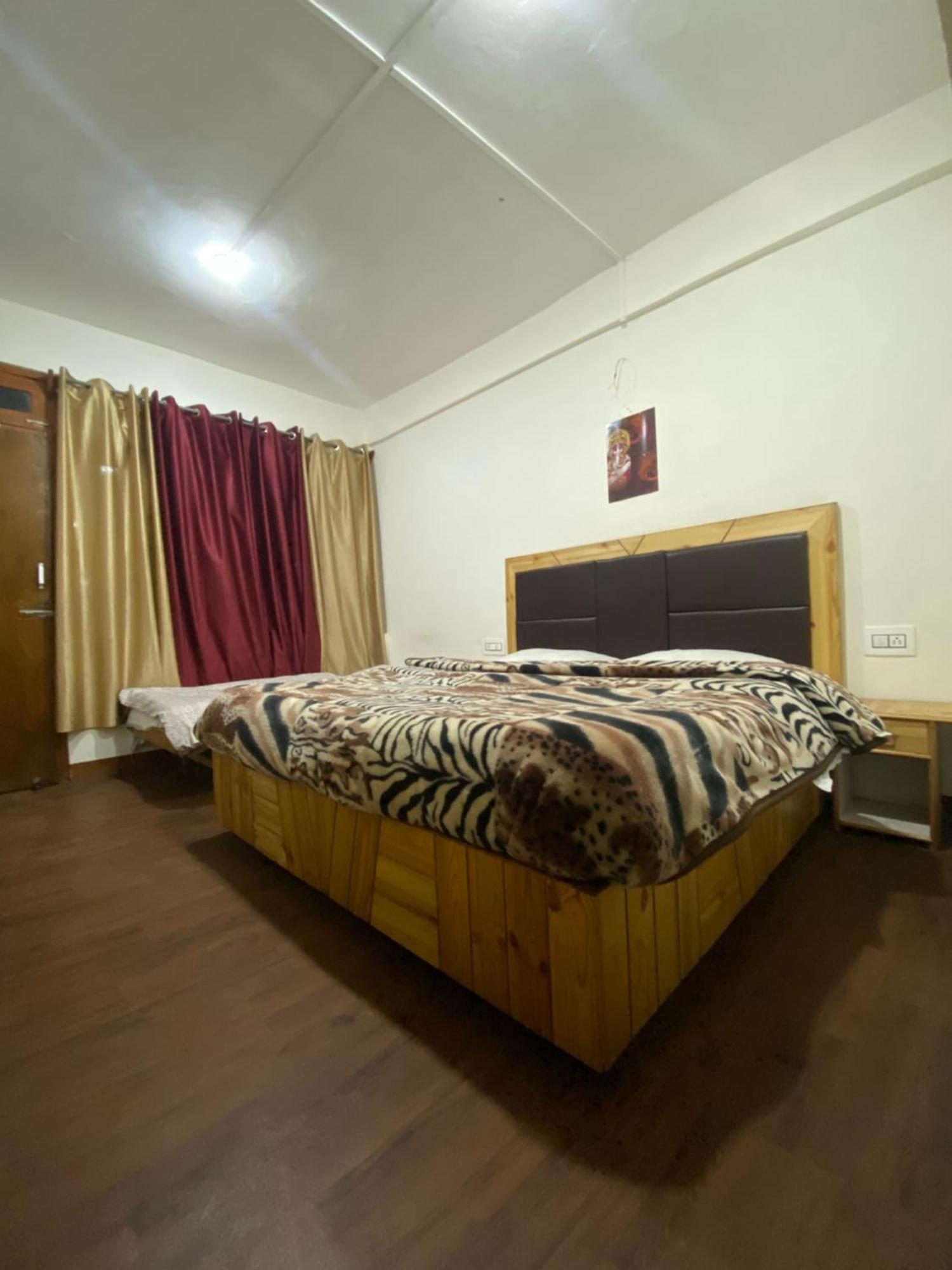 The Prasher Lodge Mall Road Manali エクステリア 写真